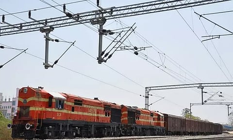 ரெயில் பயணிகள் விவரங்களை விற்க முடிவா? ஐ.ஆர்.சி.டி.சி.யிடம் விளக்கம் கேட்கிறது நாடாளுமன்ற குழு