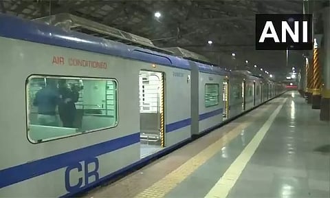 பயணிகள் போராட்டம் எதிரொலி ; மும்பையில் ஏ.சி. மின்சார ரெயில் சேவைகள் ரத்து