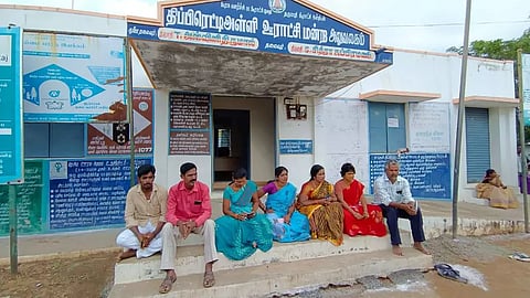 ஊராட்சி அலுவலகம் முன்பாக வார்டு உறுப்பினர்கள் தர்ணா