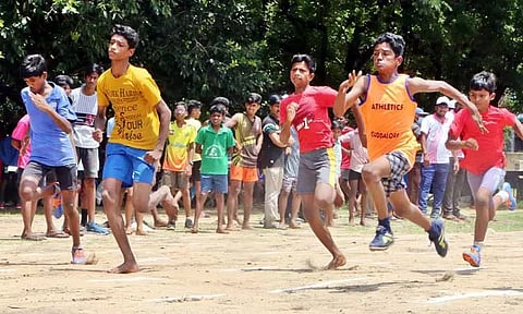 கடலூர் அண்ணா விளையாட்டு மைதானத்தில் பள்ளி மாணவர்களுக்கான தடகள போட்டிகள்