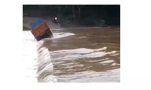 வெள்ளத்தில் அடித்து செல்லப்பட்ட லாரியில் சிக்கிய 5 பேர் பத்திரமாக மீட்பு