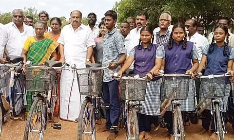 அரசு பள்ளி மாணவர்களுக்கு விலையில்லா சைக்கிள்கள்
