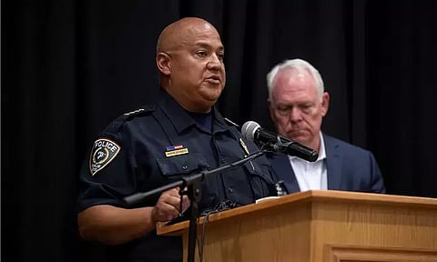 டெக்சாஸ் துப்பாக்கிச்சூட்டில் பதிலடி தர தாமதம்: அமெரிக்க போலீஸ் அதிகாரி அதிரடி பணிநீக்கம்