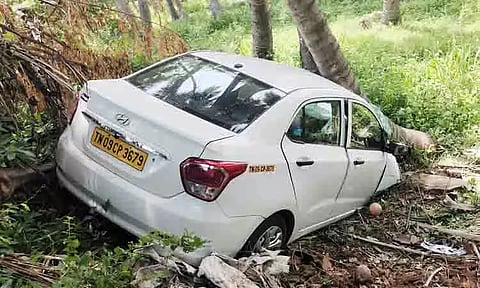 தடுப்புக்கம்பியில் மோதி சாலையோர பள்ளத்தில் பாய்ந்த கார்