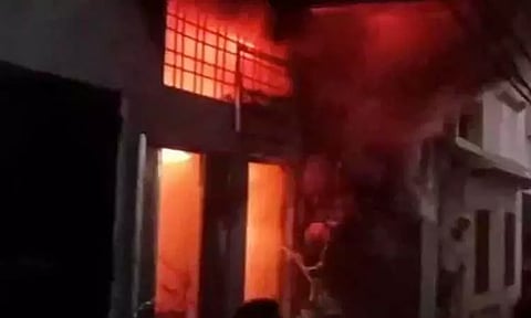 உ.பி: 3 மாடி கட்டிடத்தில் ஏற்பட்ட திடீர் தீ விபத்தில் சிக்கி 5 பேர் உயிரிழப்பு!