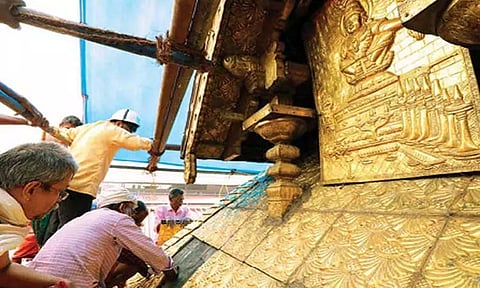 சபரிமலை கோவில் தங்க மேற்கூரையில் நீர் கசிவு: உடனடியாக சீர்செய்ய கேரள ஐகோர்ட்டு உத்தரவு