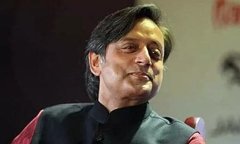 வலது சாரியாக இல்லாமல் எது சரியோ அதற்கு நிற்கிறீர்கள்: குஷ்புவை பாராட்டிய காங்கிரஸ் எம்பி சசி தரூர்