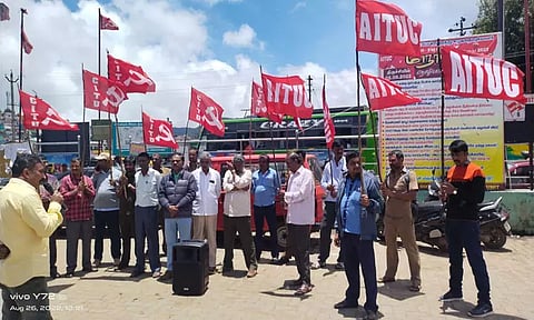 போக்குவரத்து தொழிலாளர்கள் ஆர்ப்பாட்டம்