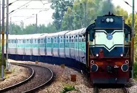 ரெயிலில் கேட்பாரற்று கிடந்த பையில் 15 கிலோ கஞ்சா சிக்கியது