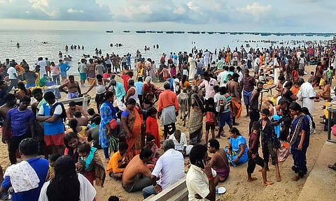 ராமேசுவரம் அக்னி தீர்த்த கடலில் பக்தர்கள் புனித நீராடல்