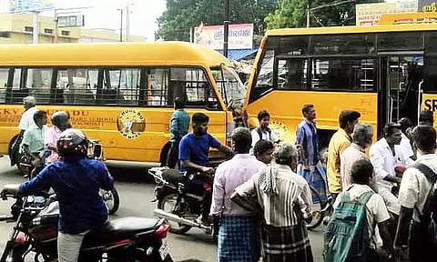 தாறுமாறாக ஓடிய கல்லூரி பஸ், பள்ளி வேன் உள்பட வாகனங்களில் மோதல்