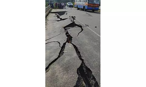 கனமழையால் ஆற்று பாலத்தில் 20 அடி நீளத்திற்கு விரிசல்; வாகன போக்குவரத்துக்கு தடை