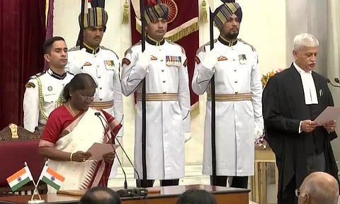 சுப்ரீம் கோர்ட்டின் 49-வது தலைமை நீதிபதியாக யு.யு.லலித் பதவியேற்பு