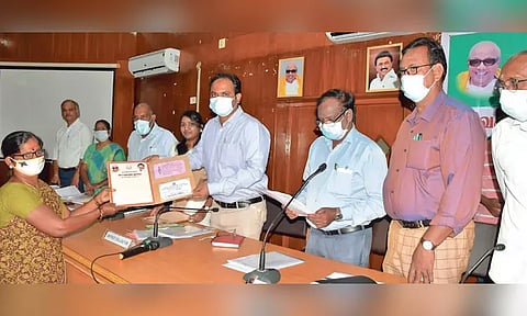 விவசாயிகள் நலன் காக்கும் நாள் கூட்டம் - கலெக்டர் தலைமையில் நடந்தது