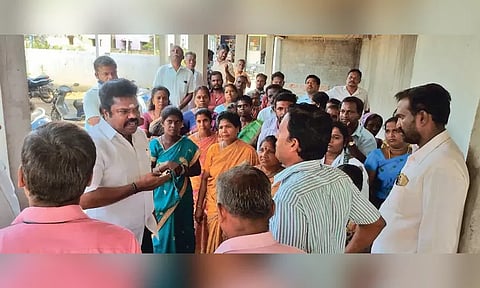 ஆதனூரில் ஆக்கிரமிப்பு வீடுகளை அளவிடுவதற்கு பொதுமக்கள் எதிர்ப்பு - வருவாய்த்துறை அதிகாரிகளை முற்றுகையிட்டனர்