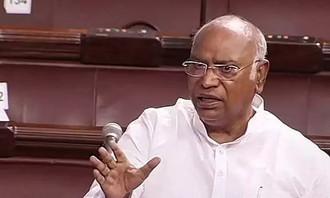 காங்கிரஸ் தலைவராக பொறுப்பேற்குமாறு ராகுல் காந்தியை நிர்பந்திப்போம்: மல்லிகார்ஜூன் கார்கே