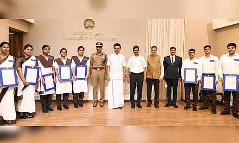 தகவல் பதிவு உதவியாளர், காவல் நிலைய வரவேற்பாளர் பணியிடங்கள் - 912 பேருக்கு பணிநியமன ஆணை வழங்கினார் முதல் அமைச்சர்