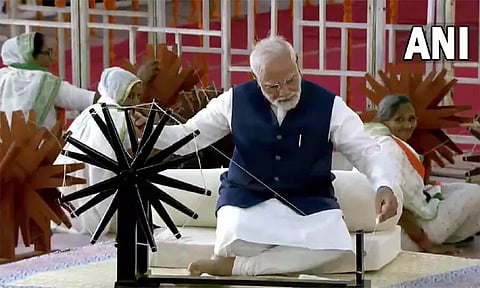 குஜராத்: 'காதி உத்சவ்' நிகழ்ச்சியில் ராட்டையில் நூல் நூற்ற பிரதமர் மோடி...!