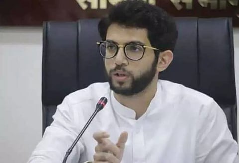 சிவாஜி பார்க்கில் தசரா பொதுக்கூட்டம் சிவசேனா விண்ணப்பத்தை அதிகாரிகள் ஏற்கவில்லை- ஆதித்ய தாக்கரே குற்றச்சாட்டு