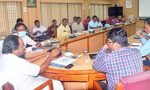 மெத்தனம் காட்டும் அதிகாரிகள் மீது பணியிடை நீக்க நடவடிக்கை