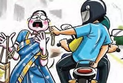 நடந்து சென்ற பெண்ணிடம் 5 பவுன் தங்கநகை பறிப்பு