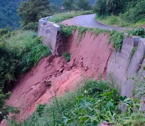 பெரும்பாறை அருகே மலைப்பாதையில் தடுப்புச்சுவர் இடிந்து சேதம்