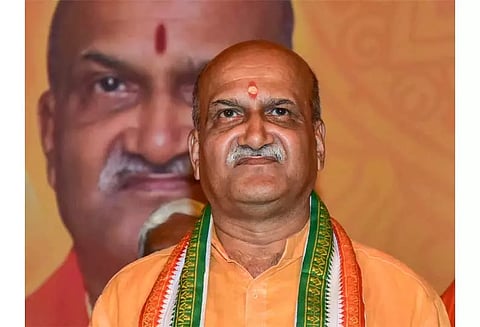 ஈத்கா மைதானத்தில் விநாயகர் சதுர்த்தி கொண்டாட அனுமதி வழங்காததால்; தார்வார் மாநகராட்சி அதிகாரிகளுடன் பிரமோத் முத்தாலிக் வாக்குவாதம்