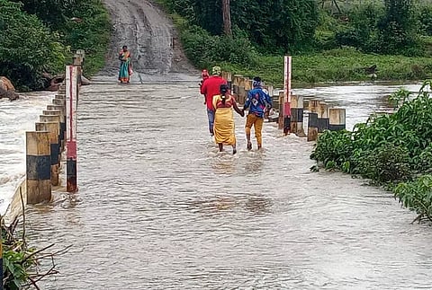 தரை பாலத்தில் கரைபுரண்டு ஓடும் காட்டாற்று வெள்ளம்