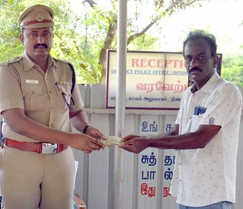 தொழிலாளியின் வங்கி கணக்கில் ரூ.12 ஆயிரம் 'அபேஸ்'; போலீசார் மீட்டனர்