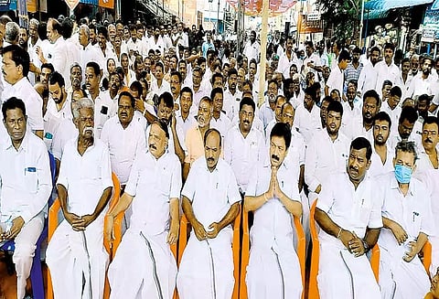 கடல் நீரை குடிநீராக்கும் திட்டத்தை ரத்து செய்த தி.மு.க. அரசை கண்டித்து அ.தி.மு.க.வினர் உண்ணாவிரத போராட்டம்