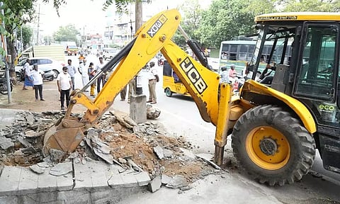 சாலையோர ஆக்கிரமிப்புகள் அகற்றம்