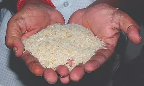 நியாய விலைக்கடைகளில் தரமற்ற அரிசி வழங்கப்படுவதாக பொதுமக்கள் புகார்