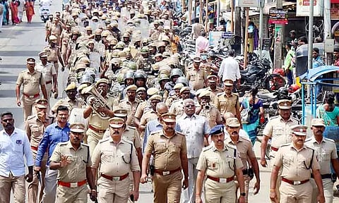 போலீசார் கொடி அணிவகுப்பு