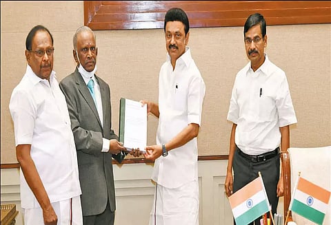 ஜெயலலிதா மரணம் தொடர்பான விசாரணை: முதல்-அமைச்சர் மு.க.ஸ்டாலினிடம் ஆறுமுகசாமி ஆணைய அறிக்கை தாக்கல்