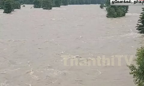 ஒகேனக்கல் காவிரி ஆற்றில் வெள்ளப்பெருக்கு - நீர்வரத்து 1.45 லட்சம் கன அடியாக அதிகரிப்பு