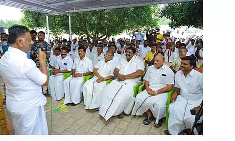 பெரியகுளம் பண்ணை வீட்டில் ஆதரவாளாகளுடன் ஓ.பன்னீர்செல்வம் ஆலோசனை