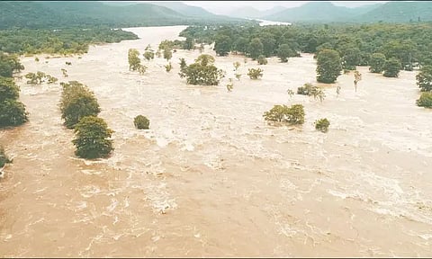 மேட்டூர் அணையில் இருந்து 1.20 லட்சம் கனஅடி நீர் வெளியேற்றம்: காவிரி ஆற்றில் வெள்ளப்பெருக்கு