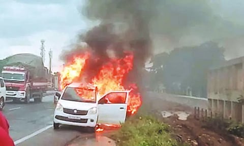 செம்பரம்பாக்கம் அருகே கார் தீப்பிடித்து எரிந்ததால் பரபரப்பு