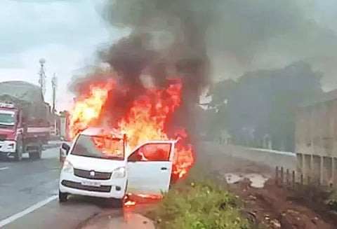 செம்பரம்பாக்கம் அருகே கார் தீப்பிடித்து எரிந்ததால் பரபரப்பு