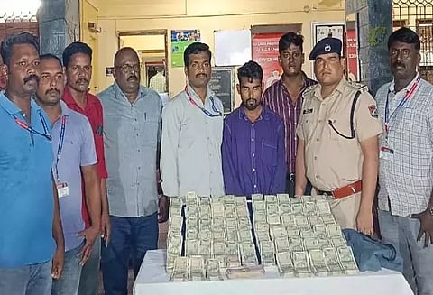 சென்டிரல் ரெயில் நிலையத்தில் வாலிபரிடம் ரூ.37 லட்சம் பணம் பறிமுதல்; வருமான வரித்துறையினர் விசாரணை