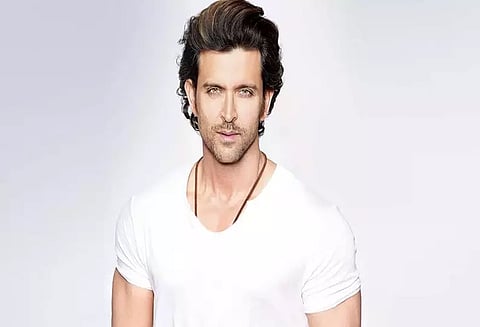 ரசிகரின் காலை தொட்டு வணங்கிய ஹிருத்திக் ரோஷன்