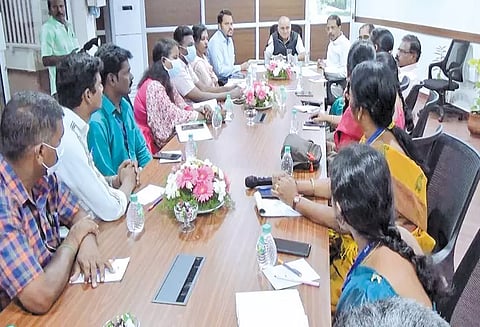 வாக்காளர் அட்டையுடன் ஆதார் எண்ணை இணைப்பது குறித்து செங்கல்பட்டு மாவட்ட வருவாய்த்துறை அலுவலர்களுடன் தேர்தல் ஆணையர் ஆலோசனை