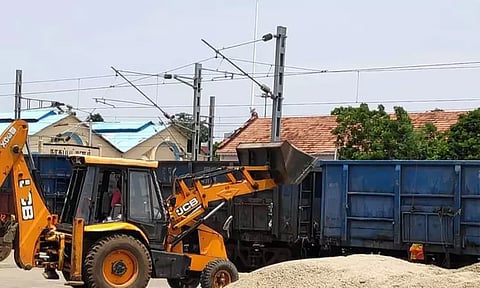 வேதாரண்யம்: 20 ஆண்டுகளுக்குப் பிறகு சரக்கு ரெயிலில் அனுப்பி வைக்கப்பட்ட உப்பு..!