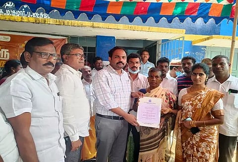 திட்ட பணிகளின் செயல்பாடுகள் குறித்து ஆத்துப்பாக்கம் ஊராட்சியில் திருவள்ளூர் மாவட்ட கலெக்டர் ஆய்வு