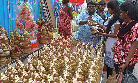 கோயம்பேடு மார்க்கெட்டில் விற்பனை செய்யப்பட்ட சிறிய வடிவிலான மண் பிள்ளையார்