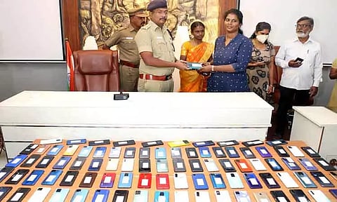 திருட்டு, காணாமல் போன 110 செல்போன்கள் மீட்பு