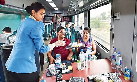 ரெயில் பயணிகளுக்கு மகிழ்ச்சி: ஐஆர்சிடிசி-இல் வாட்ஸ்அப் மூலம் உணவு டெலிவரி வசதி அறிமுகம்