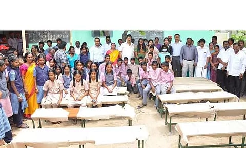 காரை ஆதிதிராவிடர் நல மேல்நிலைப்பள்ளிக்கு 50 மேசை, நாற்காலிகள்