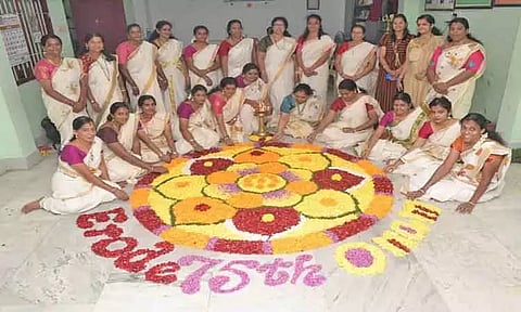 ஓணம் பண்டிகையை வரவேற்கும் வகையில் ஈரோட்டில் கேரள சமாஜத்தினர் அத்தப்பூ கோலமிட்டனர்