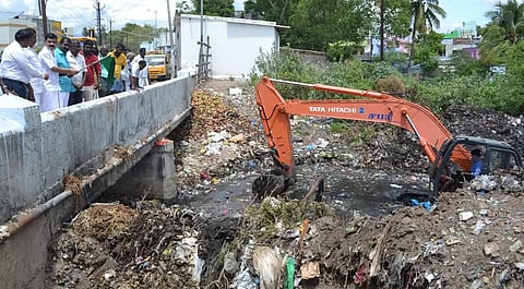 கால்வாய் தூர்வாரும் பணி